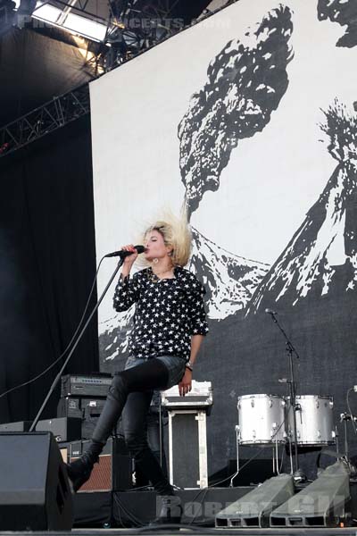 THE KILLS - 2018-06-24 - PARIS - Hippodrome de Longchamp - Paris - Alison Nicole Mosshart